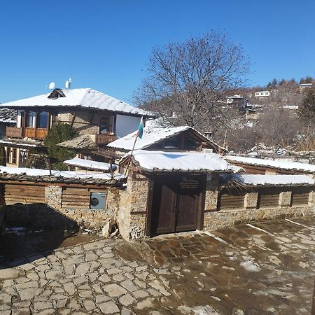Семеен Хотел Скендерова Къща Leshten Bagian luar foto