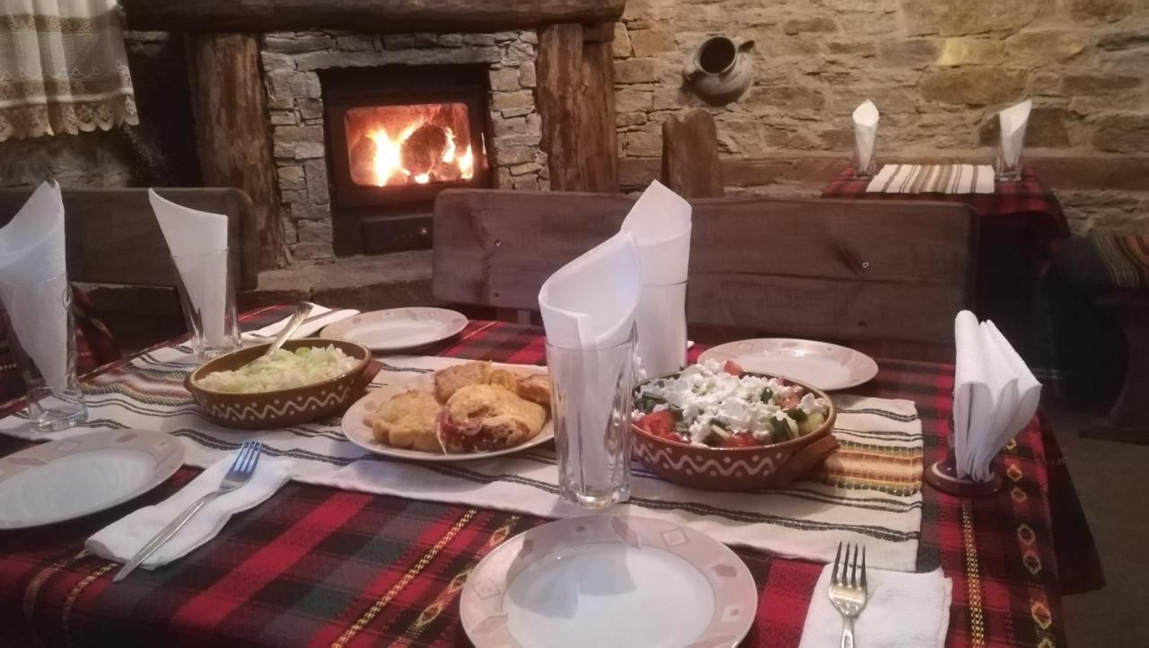 Семеен Хотел Скендерова Къща Leshten Bagian luar foto